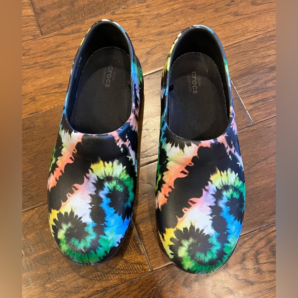 CROCS Tie Dye Women’s Dual Comfort Clogs Shoes NICE Size 9W